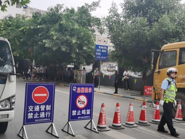 华程路安交通标志牌倾心守护高考学子