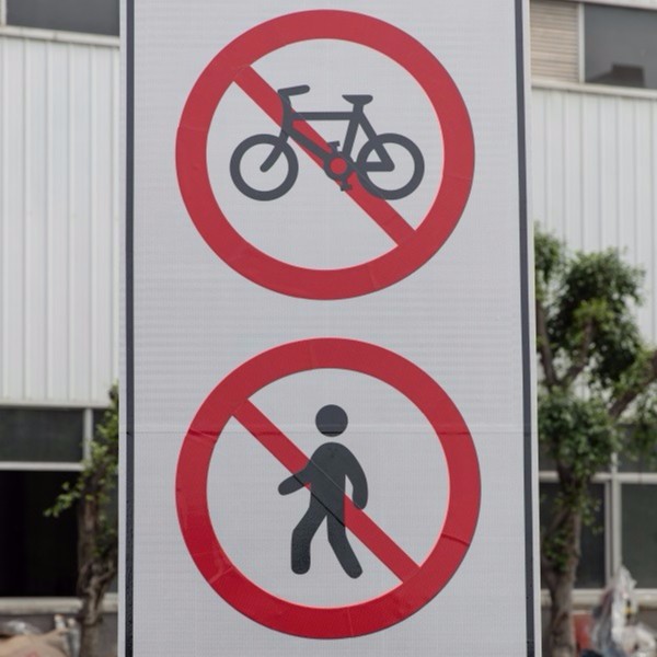 交通标志牌设施对人类的保护